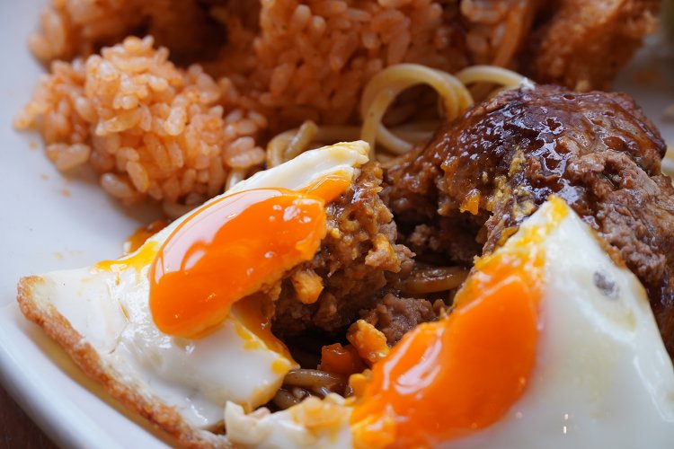 目玉焼きは半熟でとろ〜り。付け合せのスパゲティにも黄身がかかっていい感じ。