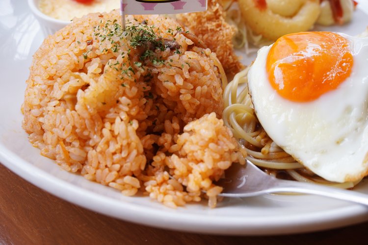 チキンライスは食べごたえたっぷり。