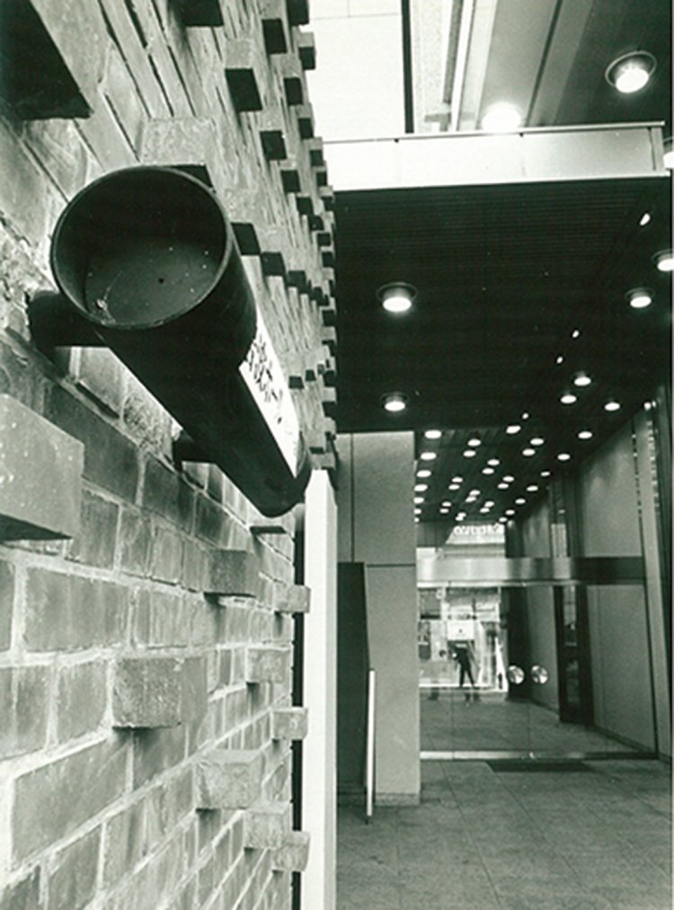 入り口の印象的な煉瓦壁に心躍る