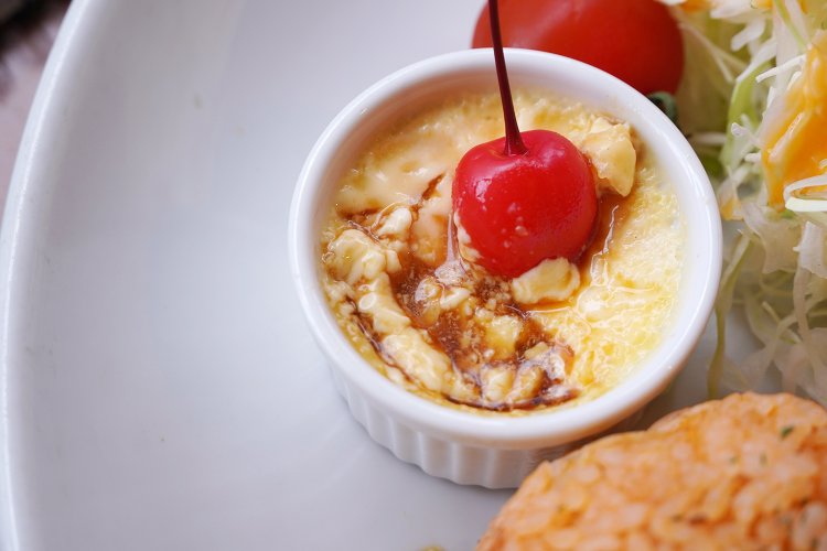 デザートのプリン。さくらんぼの赤がかわいい。