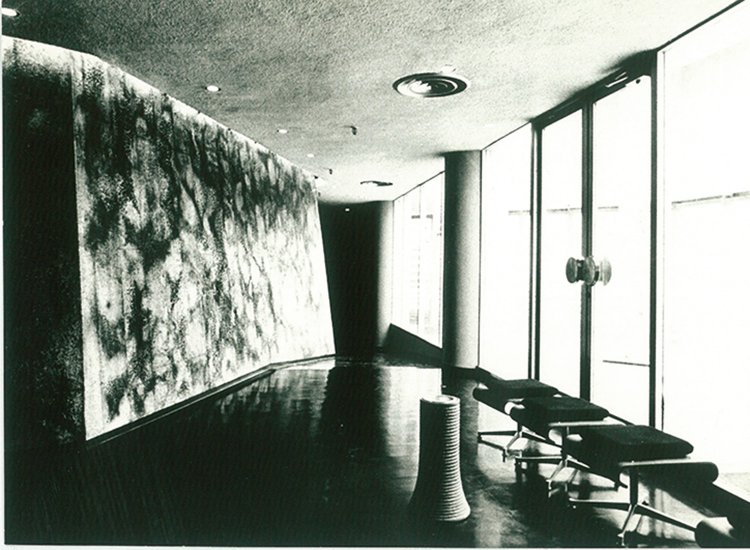 アートな壁と大きな窓は美術館のようだ