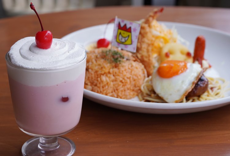 イチゴミルク850円。たっぷりのホイップクリームが圧巻。