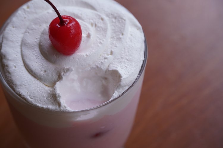 イチゴシロップと牛乳を混ぜた上にホイップクリームをたっぷりのせた、イチゴミルク。