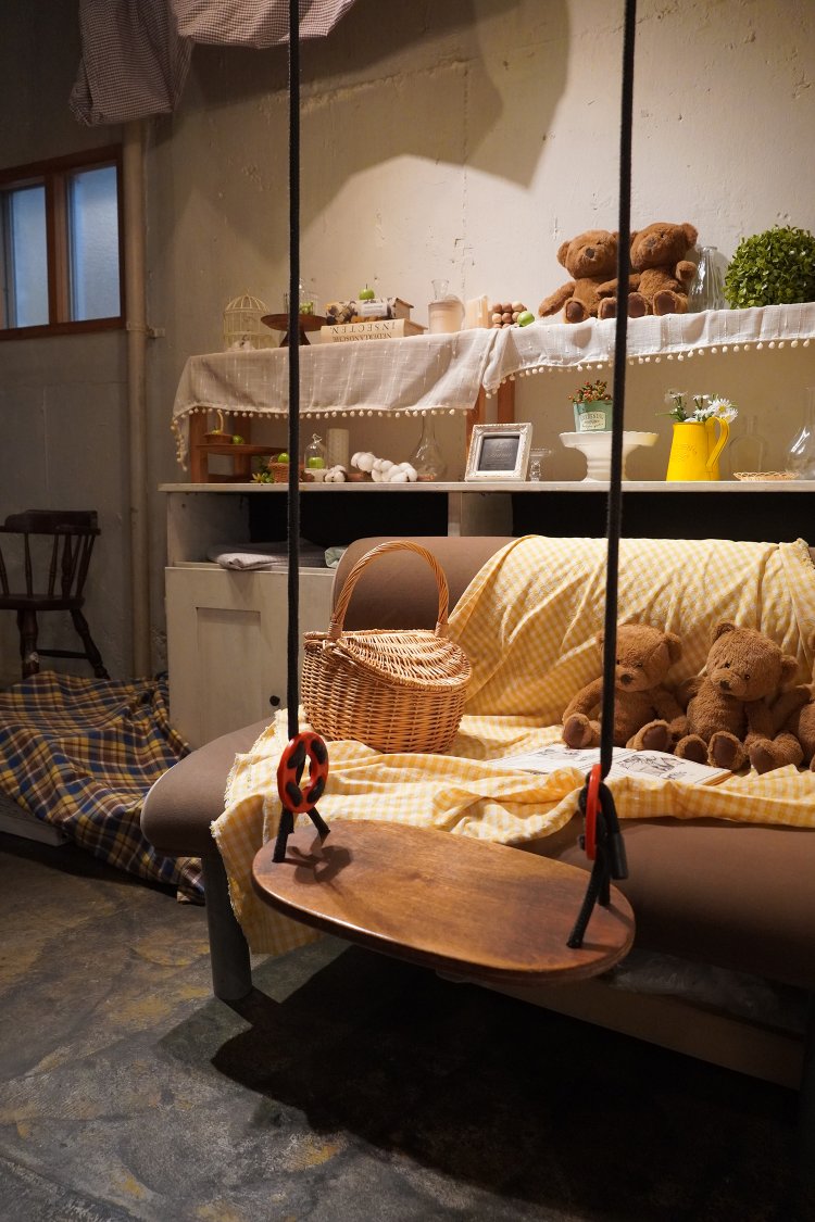 ブランコに乗りながらクマのぬいぐるみと撮影しよう。