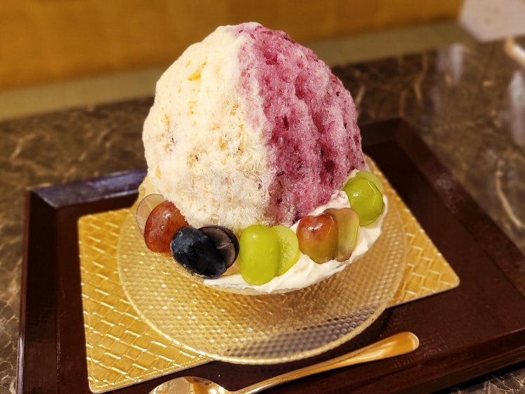 期間限定 5種のブドウの食べ比べ 2200円。