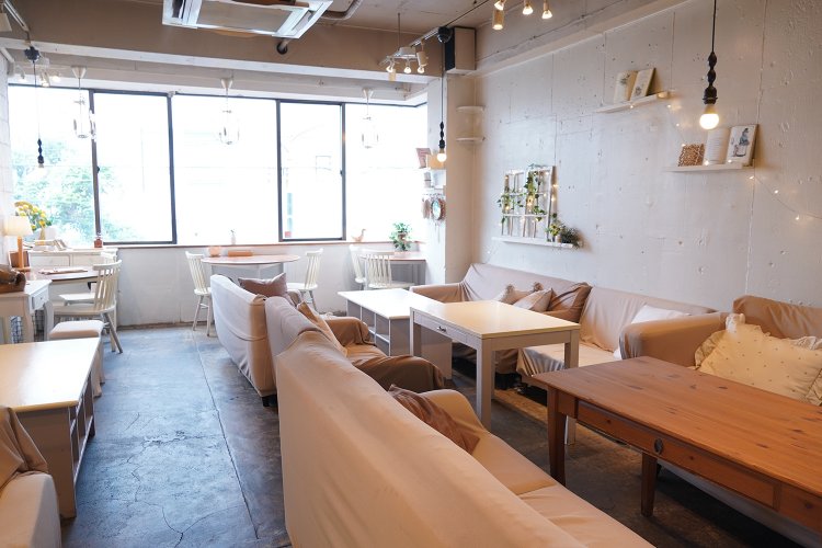 インテリア雑誌から抜け出してきたようなシンプルでナチュラルな店内。