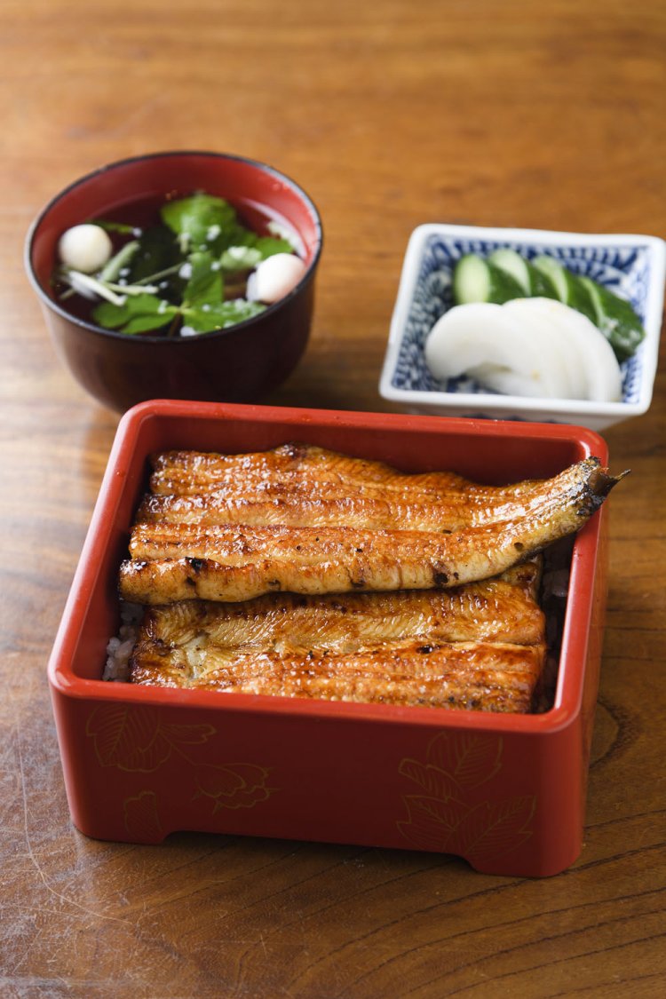 四万十うなぎのうな重（上）6050円。