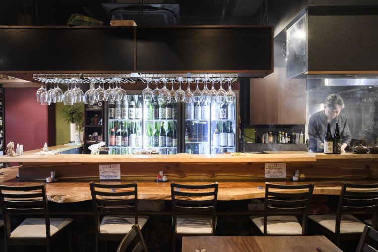 日本酒など酒類が豊富。鰻なべ1万2000円（冬限定、要予約。2名～）も評判。