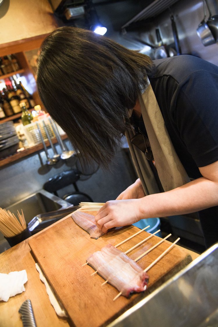 女性の小さな手でも持ちやすくするため、やや扇形になるよう串を指す。