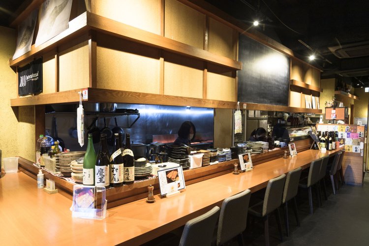 居酒屋の店舗に間借りし、昼のみの営業。カウンターがあり、一人でも入りやすい。卓上に和歌山県産の粒山椒が。