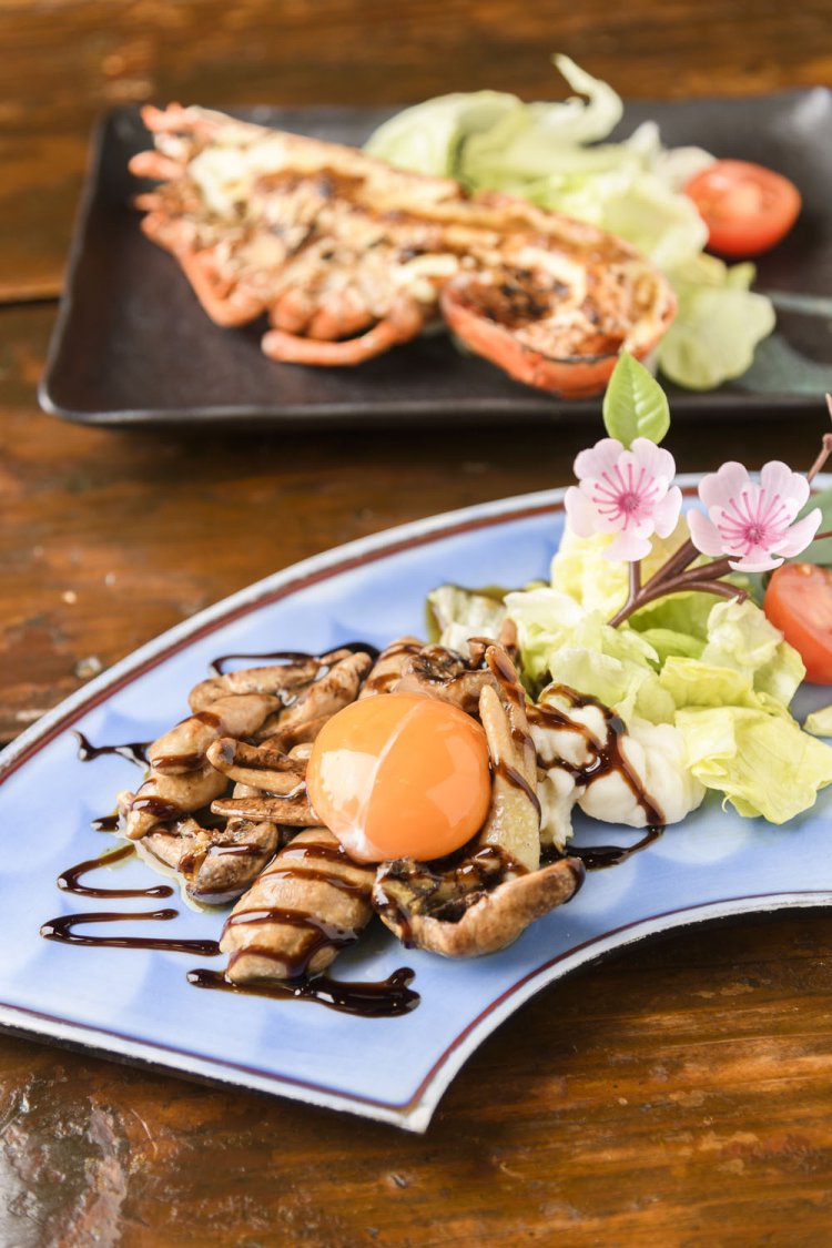 イタリアンではおなじみのオリーブオイル、白ワイン、バルサミコ酢を使った鰻肝伊風ソテー卵黄のせ950円。肝の歯応えと卵黄のとろみがマッチ。