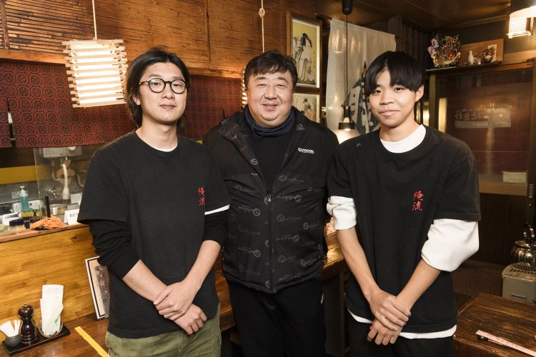 相田さん（中央）と若手スタッフ。