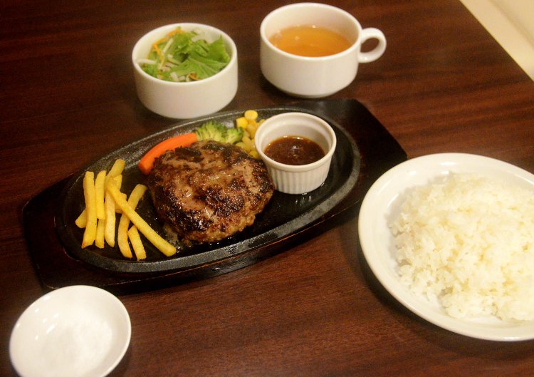 これが人気の宮崎亭和牛ハンバーグ180g1430円。ハンバーグだけでなくスープとサラダも付いているのがうれしい。