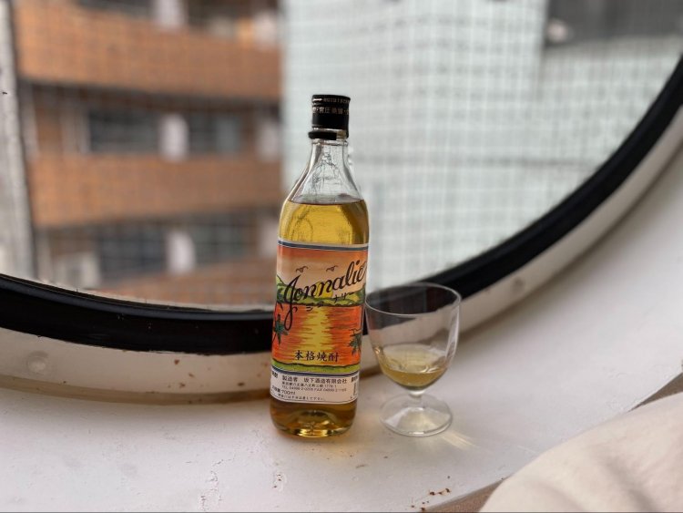 ジョナリーは八丈島の焼酎で、ブランデー樽、シェリー樽、ホワイト・オーク樽で熟成させた原酒を、八丈島焼酎「黒潮」とブレンドしている