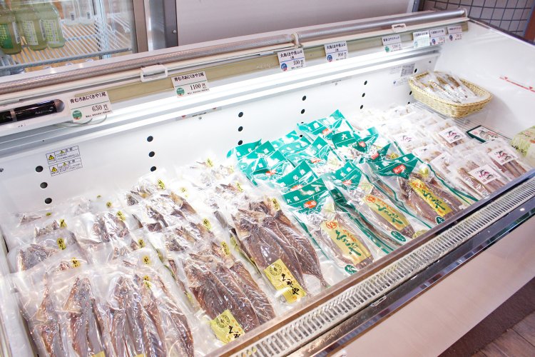 くさやは初心者にも食べやすいスティックタイプから、匂いとクセが強い玄人向けのものまで揃う