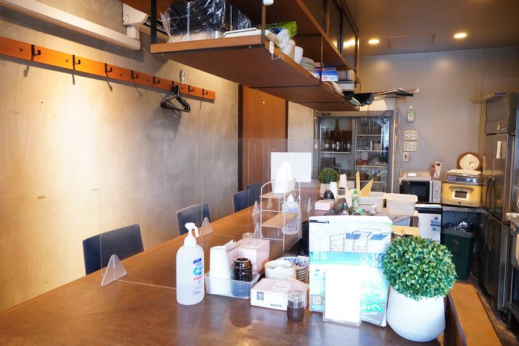 席はカウンターのみの小さな店舗だ。