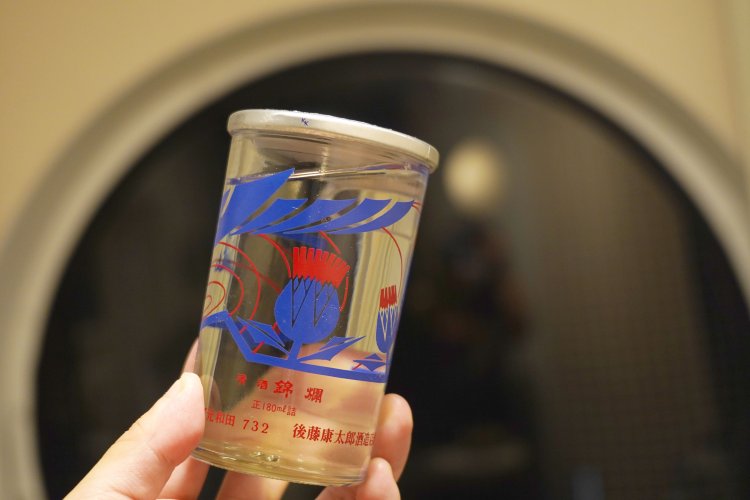 売り場には、カップ酒やちょっとしたおつまみも。画像はデザインが気に入った「錦爛」