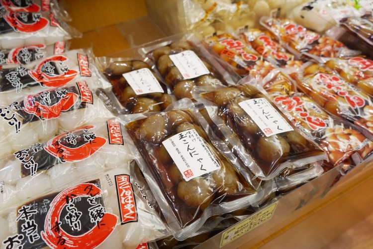 玉こんにゃくは、つゆがシミシミになったものと香ばしくタレをから炒りにしたものがある