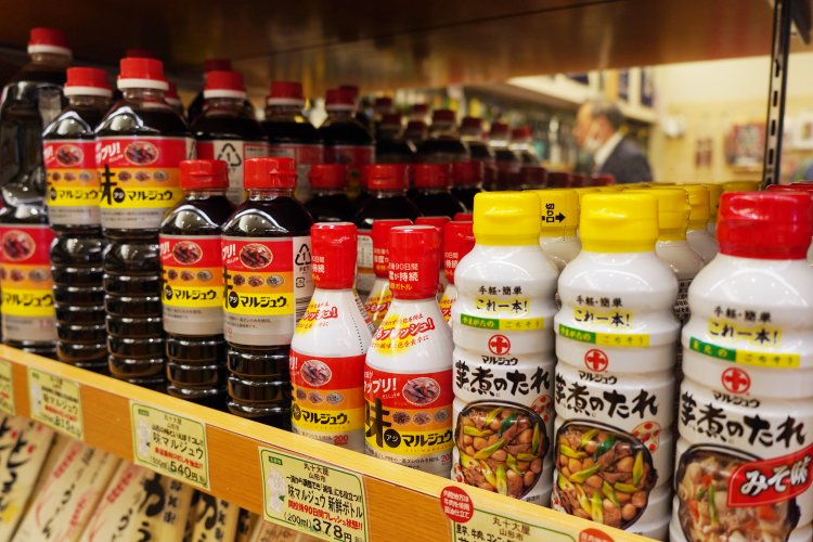 芋煮は地域によって味噌派と醤油派があり、家庭内でも派閥が分かれる。県民に愛されるマルジュウのダシ醤油も