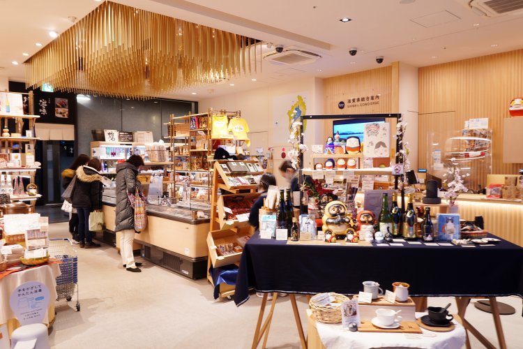 信楽焼のたぬきが店内のあちらこちらに。忍者の格好をしたものも！