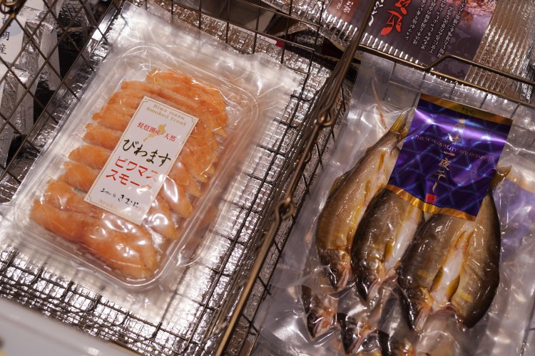 冷蔵・冷凍コーナーにはお目当の湖魚。ビワマスや鮎、鮒寿司も気になる
