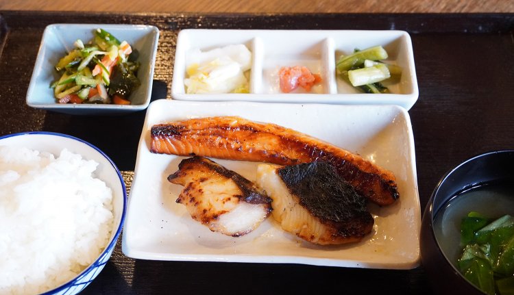 3点盛り定食は1200円。奥がしゃけハラス醤油照り焼き、下左がさわら生姜味噌、下右がカレイ西京焼き。