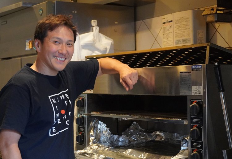 店主の森さん。ガス火の魚焼きグリルは15〜20人前を一気に焼き上げる。