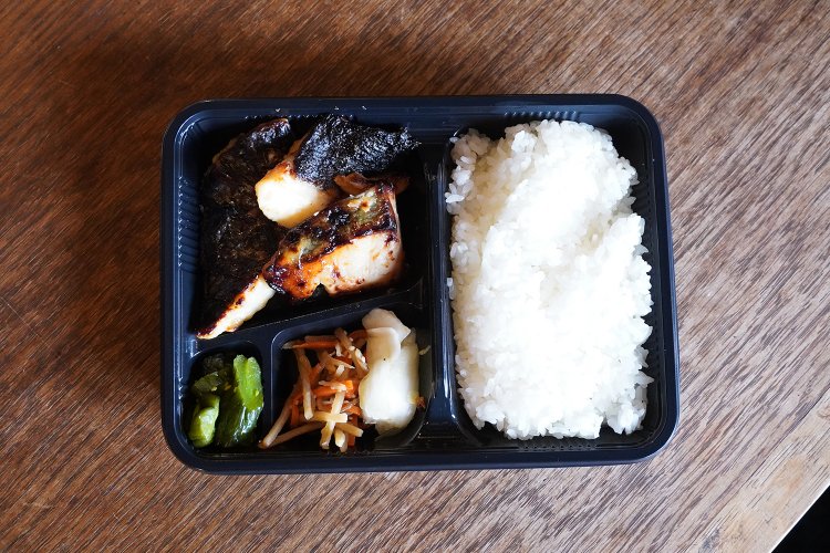 日替わり3種盛り弁当は焼き立てが780円、作りおきが680円。