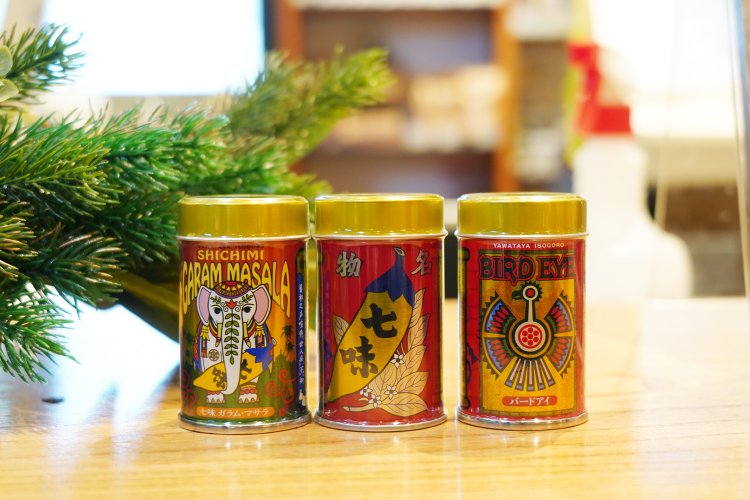 280年以上続く七味屋の老舗、八幡屋礒五郎の七味も。飛び抜けた辛さをもつ唐辛子品種のバードアイを使用した一味唐辛子や、ガラムマサラ風味の七味など変わり種も