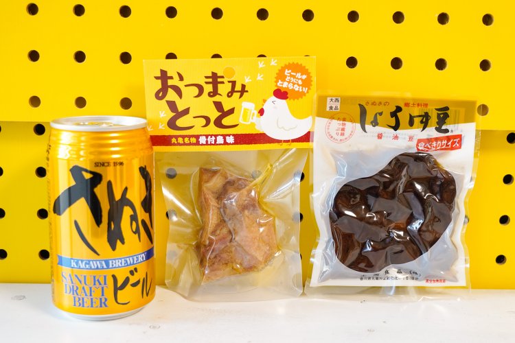 香川県のローカルグルメ骨付き鶏をおつまみに、さぬきビールで一杯。