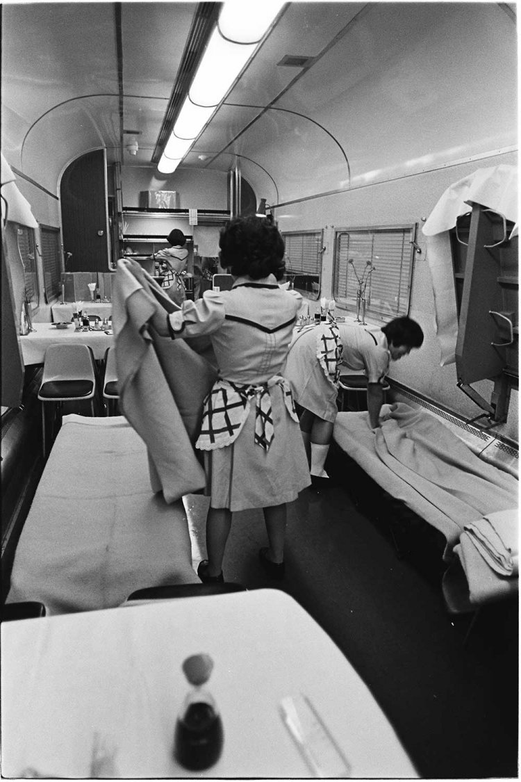 1976年、寝台特急「さくら」の食堂車。（写真＝交通新聞クリエイト）