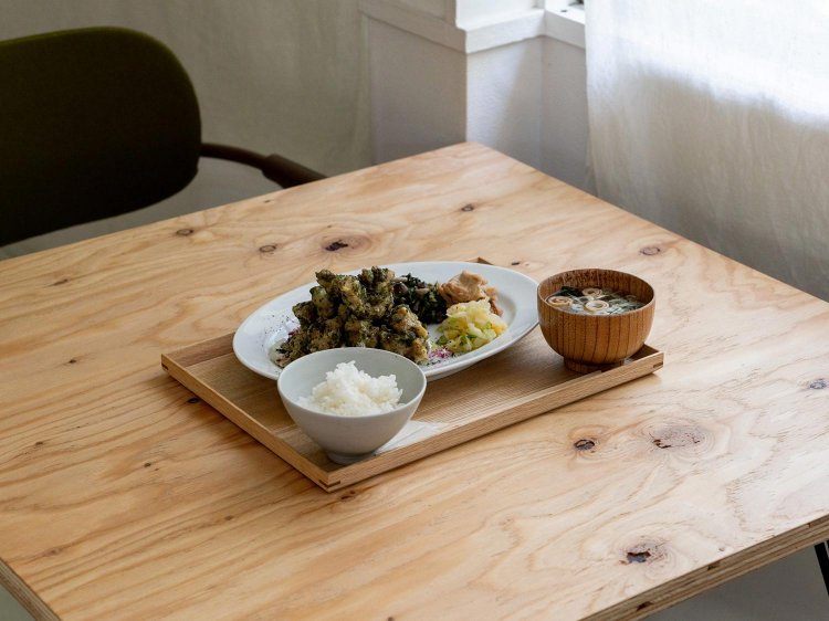 定食は鶏、豚、魚、野菜の4種をそろえ、各税込み 1100円。お茶セット（+200円）もある