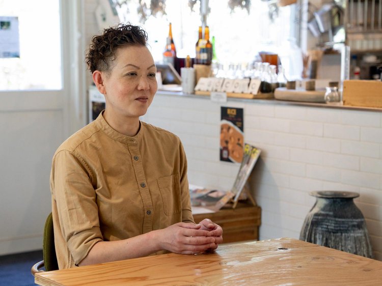 「賞味期限が近くなった茶葉は、フライパンで炒ってほうじ茶にするのがおすすめ」と佐藤さん。細かい粉は塩と混ぜれば「ほうじ茶塩」に