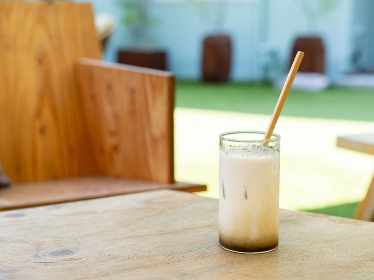 SAKUUでは「自家焙煎ほうじ茶ラテ」（税込み 700円）にほうじ茶塩をトッピングして提供