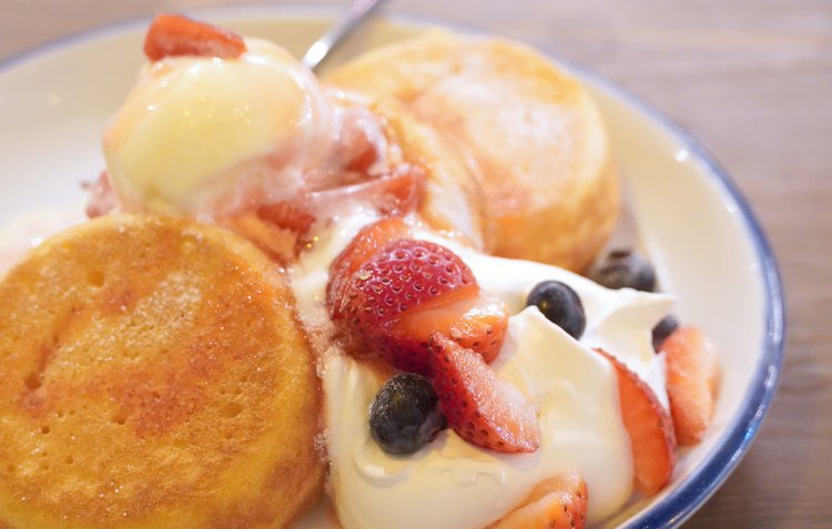 果肉たっぷりのストロベリーソースをかけたところ。