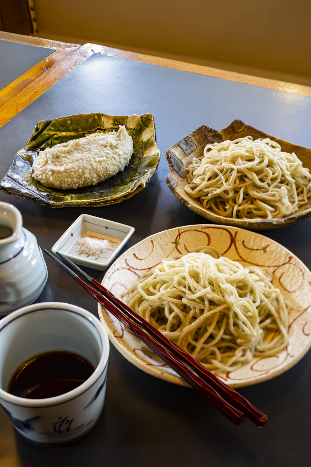 そばがき・二八・手挽きの味くらべ1200円。埼玉食材は、三芳町のソバほか。