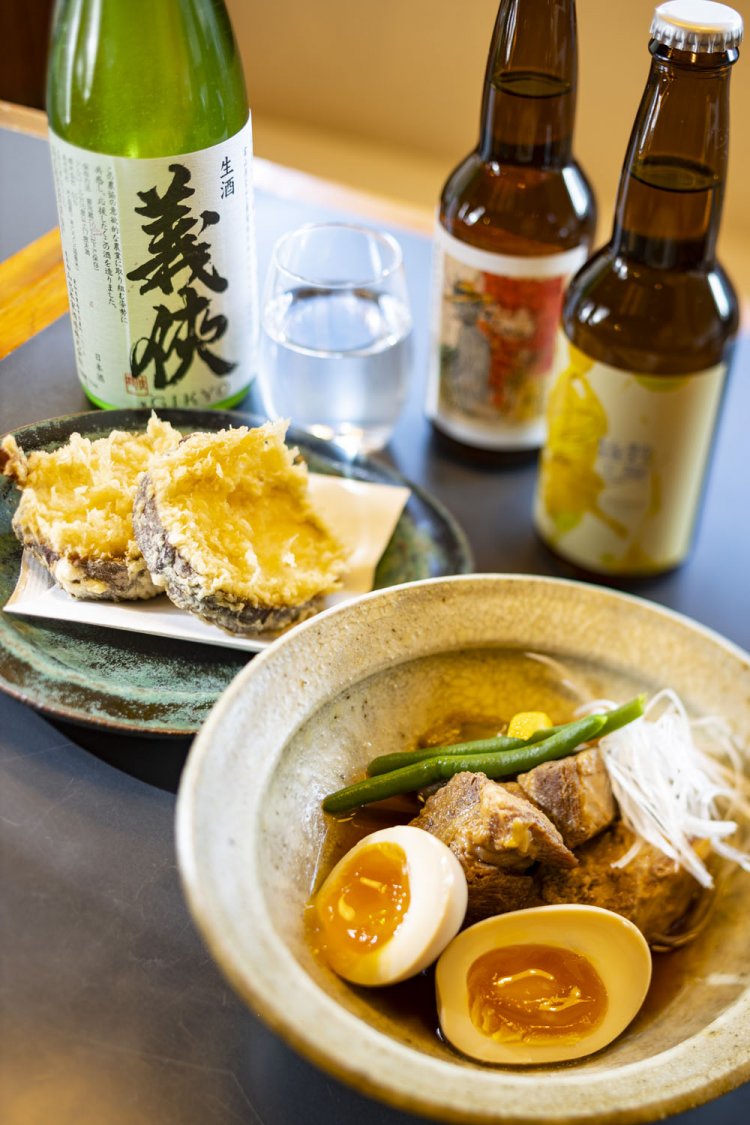 『麦雑穀工房』のビール850円や地酒800円とそば前に、豚の角煮900円、秋冬限定おいも天400円を。