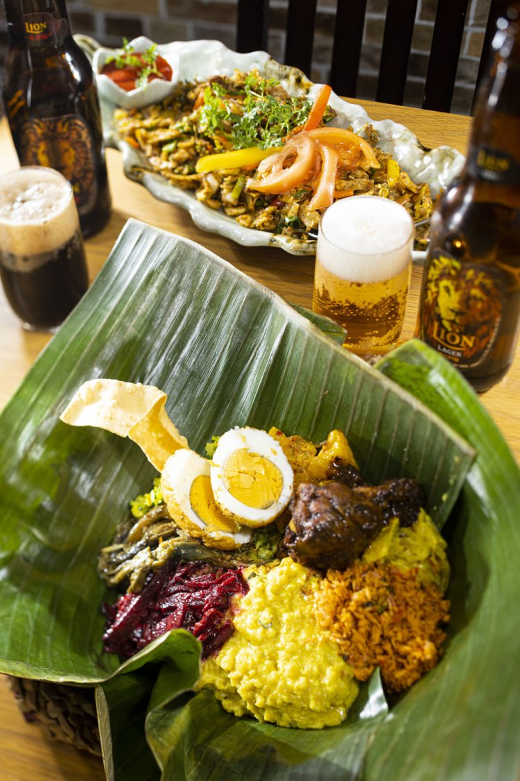 ランプライス1200円と、小麦粉で作るロティの炒め物コットウ900円～。ライオンビール600円。埼玉食材は、近所の無人直売所でゲット！