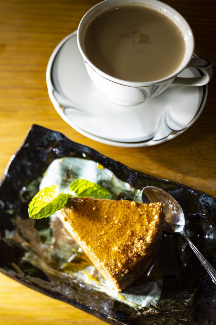 プリンに似たワタラッパン400円とチャイ300円。