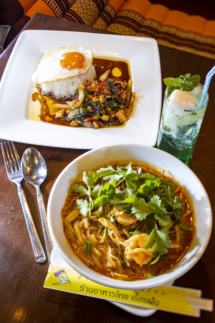トムヤムラーメン1000円とガパオライス1150円。平日昼ならサラダと飲み物が付くセットもある。埼玉食材は、ご近所さんのパクチー。