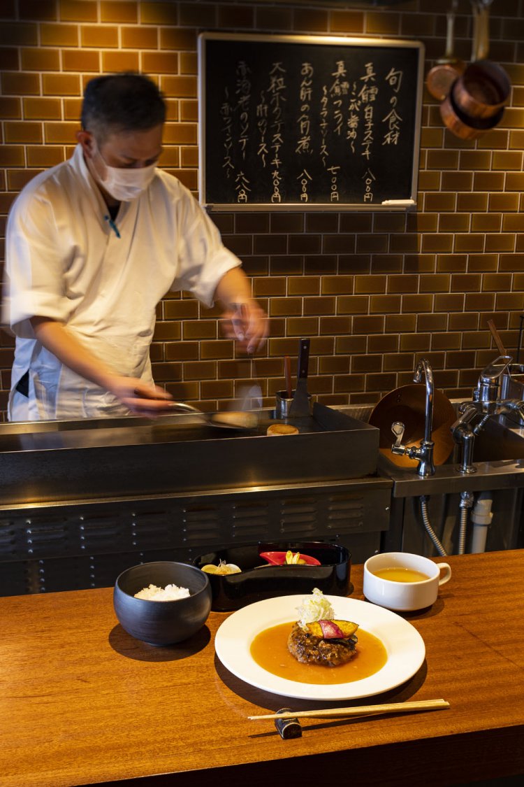 昼の牛100％手ごねハンバーグ1400円はドリンク＆一口菓子付き。埼玉食材は、伊奈町の旬野菜ほか。