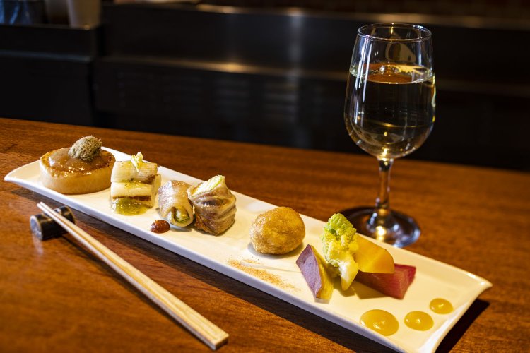 夜の名物、野菜料理盛り合わせ980円。大根ステーキなど工夫満載。