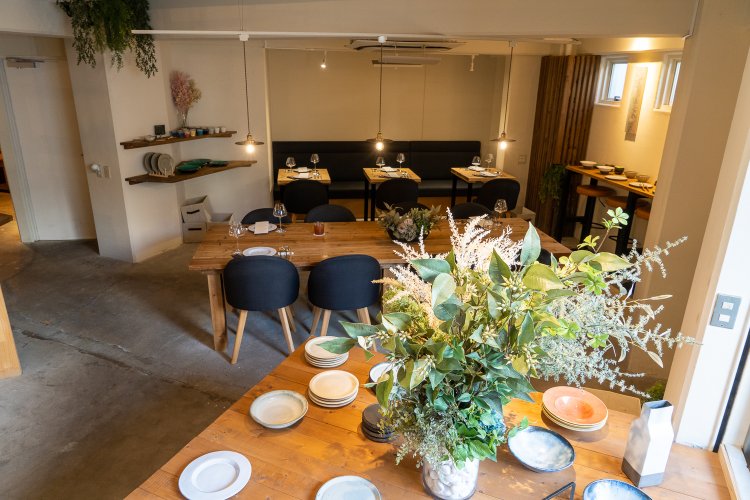 店内ではポルトガルの『コスタノバ』というブランドの器を展示販売中。今後は日本人作家のものも扱いたいとのこと。