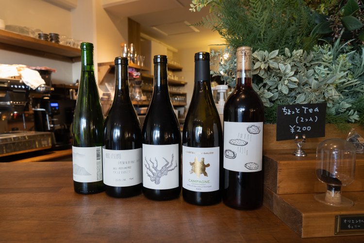 ワインはアメリカのナパのものや世界のナチュールワインが中心。グラスで880円から。