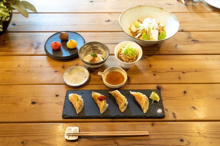 土・日・祝のブランチで食べられる餃子セット1750円。メインはシンガポール屋台風のドライミー（麺)。水餃子の隣にあるのは海老麺。