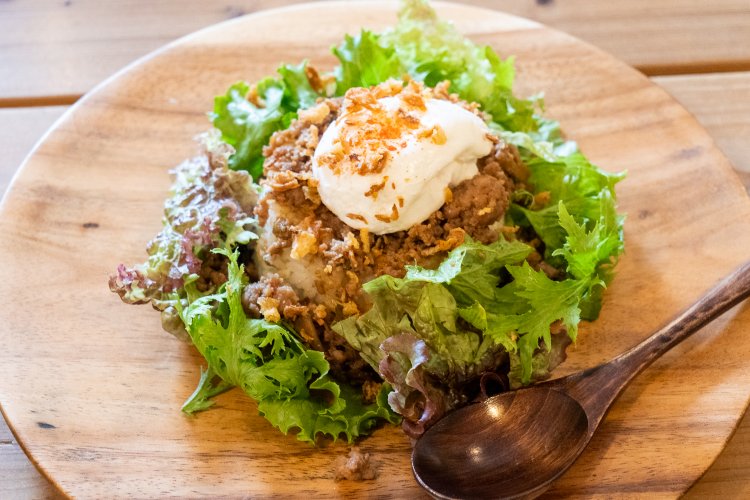 とろ～り半熟卵のガパオライスは平日のランチタイムにも食べられる。テイクアウトもOK。