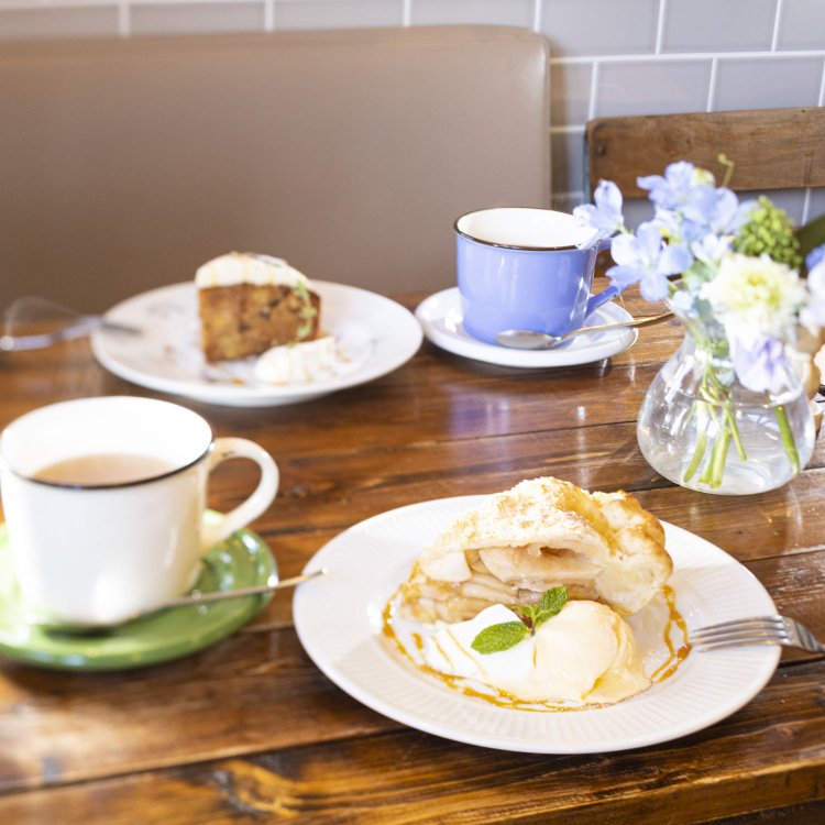 アップルパイ627円、ホットジンジャーエール、ホットアップルサイダー各550円、キャロットケーキ528円。