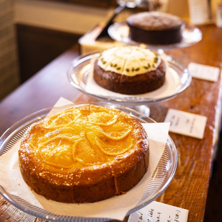 ケーキ、マフィンなど果実がふんだん。季節ごとに顔ぶれが変化。