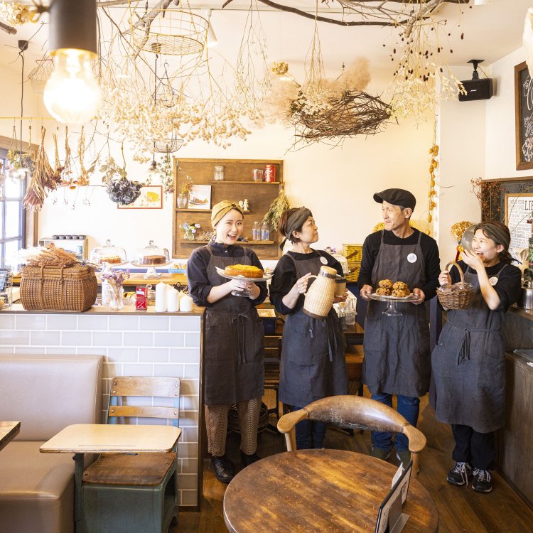 石関夫妻をサポートする島本さん（右端）、片山さん（左端）。