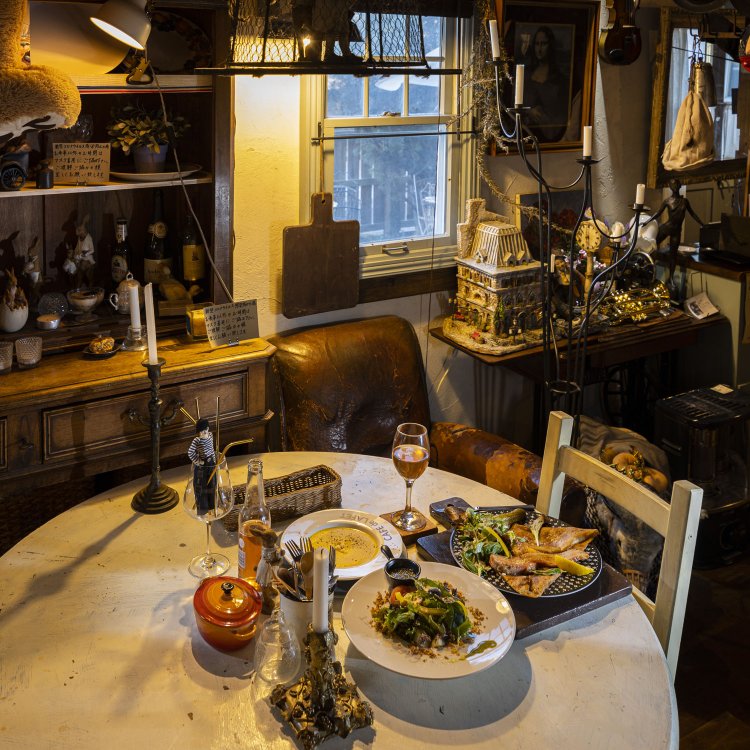 ランチコースのガレット（自家製厚切りベーコン）2700円は、スープ、ニース風サラダ、デザート、ドリンク付き。仏産シードル3300円と。